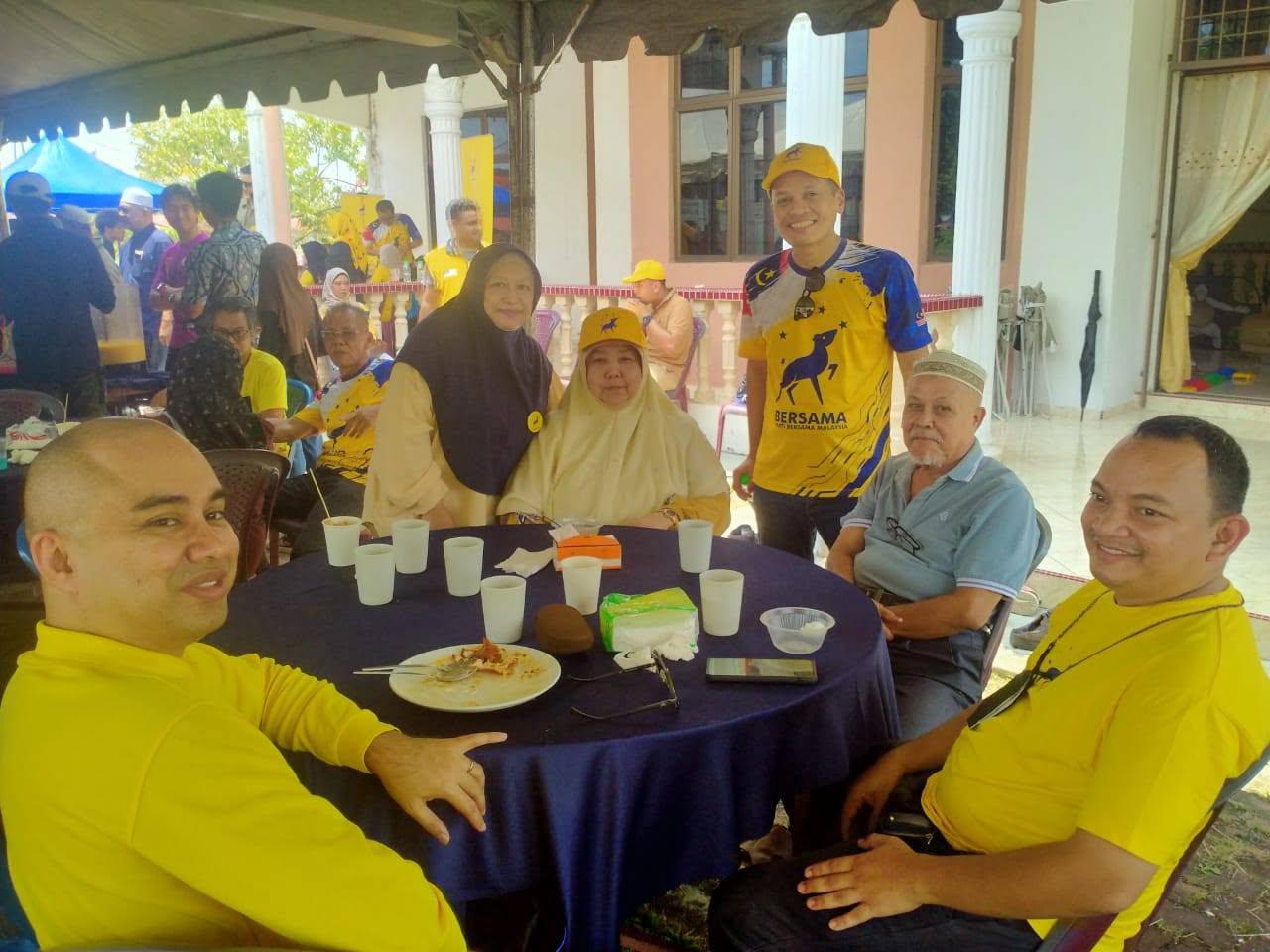 Tetamu bergambar bersama di meja makan semasa Kenduri BERSAMA #02.