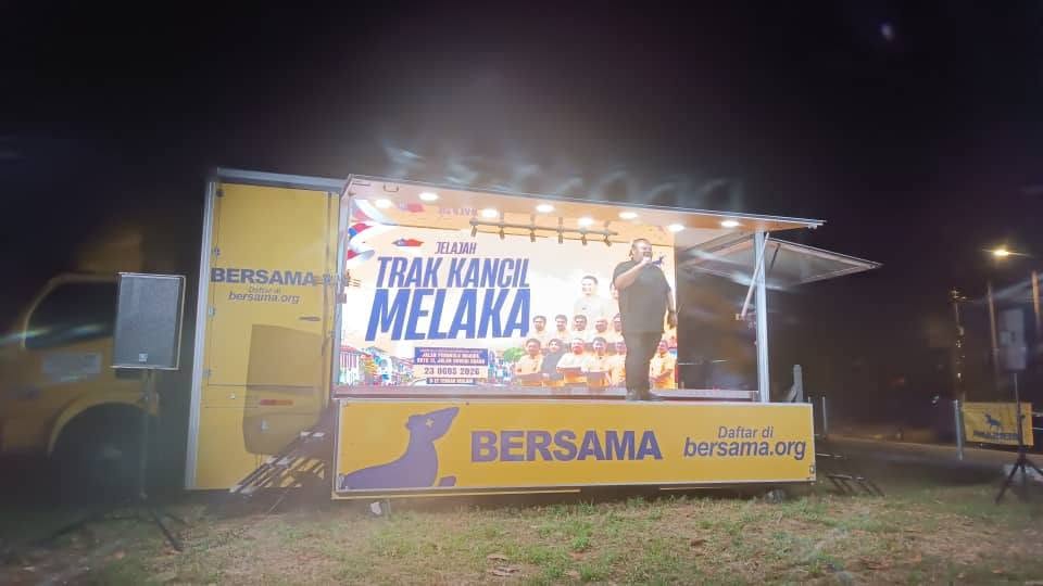 Seorang penceramah berucap dari pentas trak BERSAMA dalam Jelajah Trak Kancil Melaka.