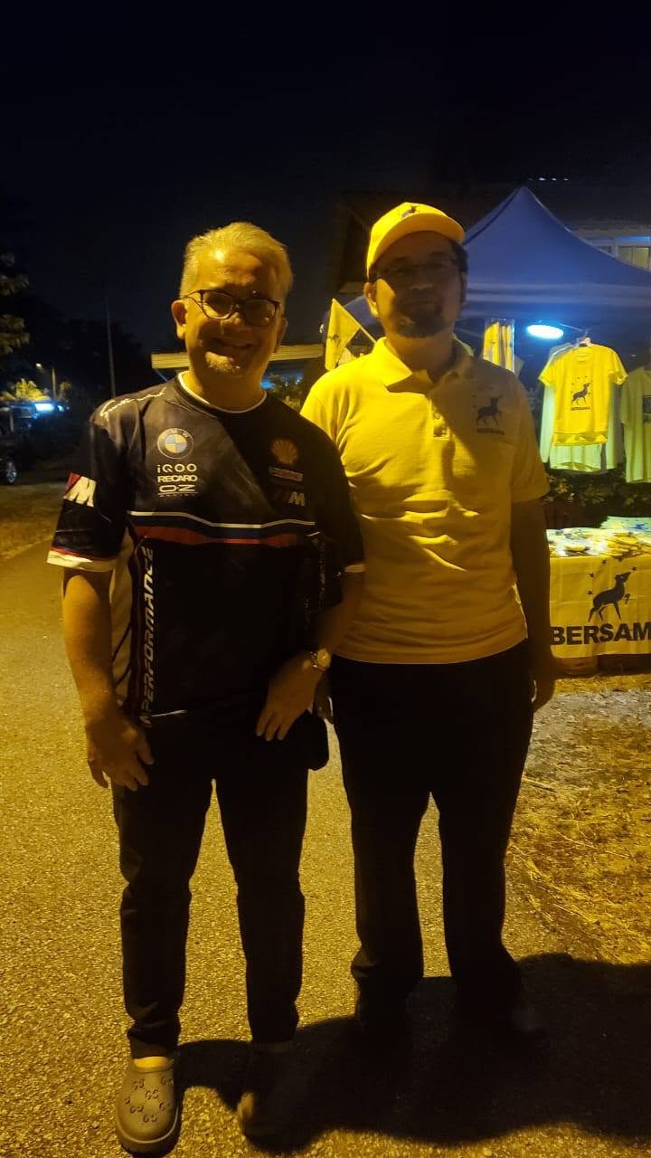 Aman Akil bergambar bersama seorang hadirin berhampiran ruang barangan BERSAMA.