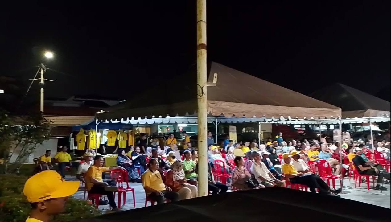 Hadirin duduk di bawah khemah mengikuti Ceramah Trak Kancil di Taman Asean.