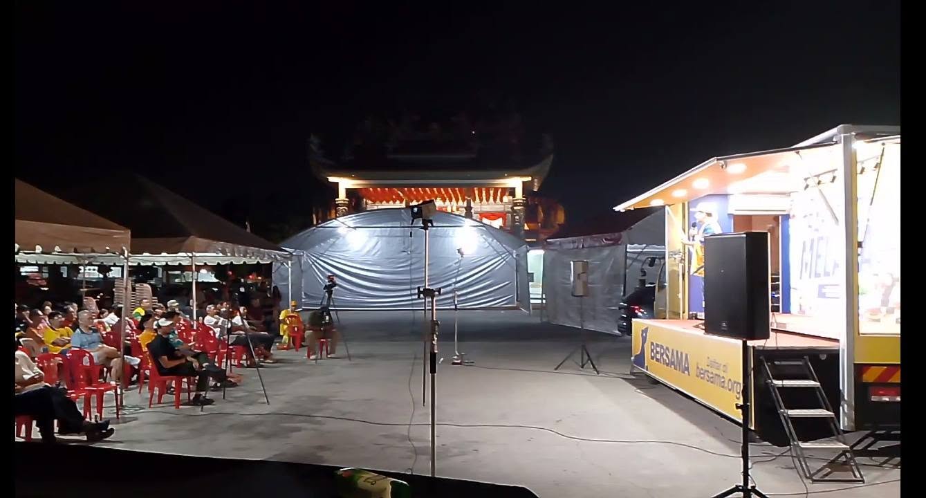 Pentas trak BERSAMA dan ruang hadirin semasa ceramah pada waktu malam.
