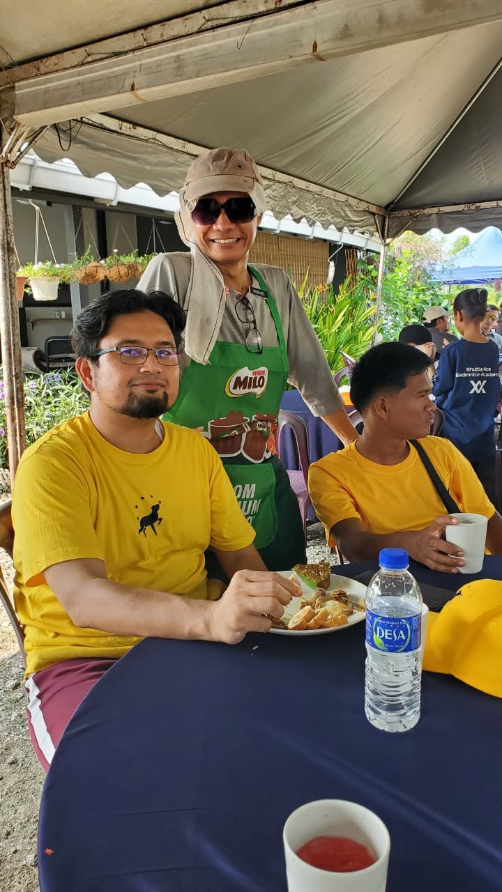 Aman Akil menikmati hidangan bersama peserta di bawah khemah Kenduri BERSAMA #3.