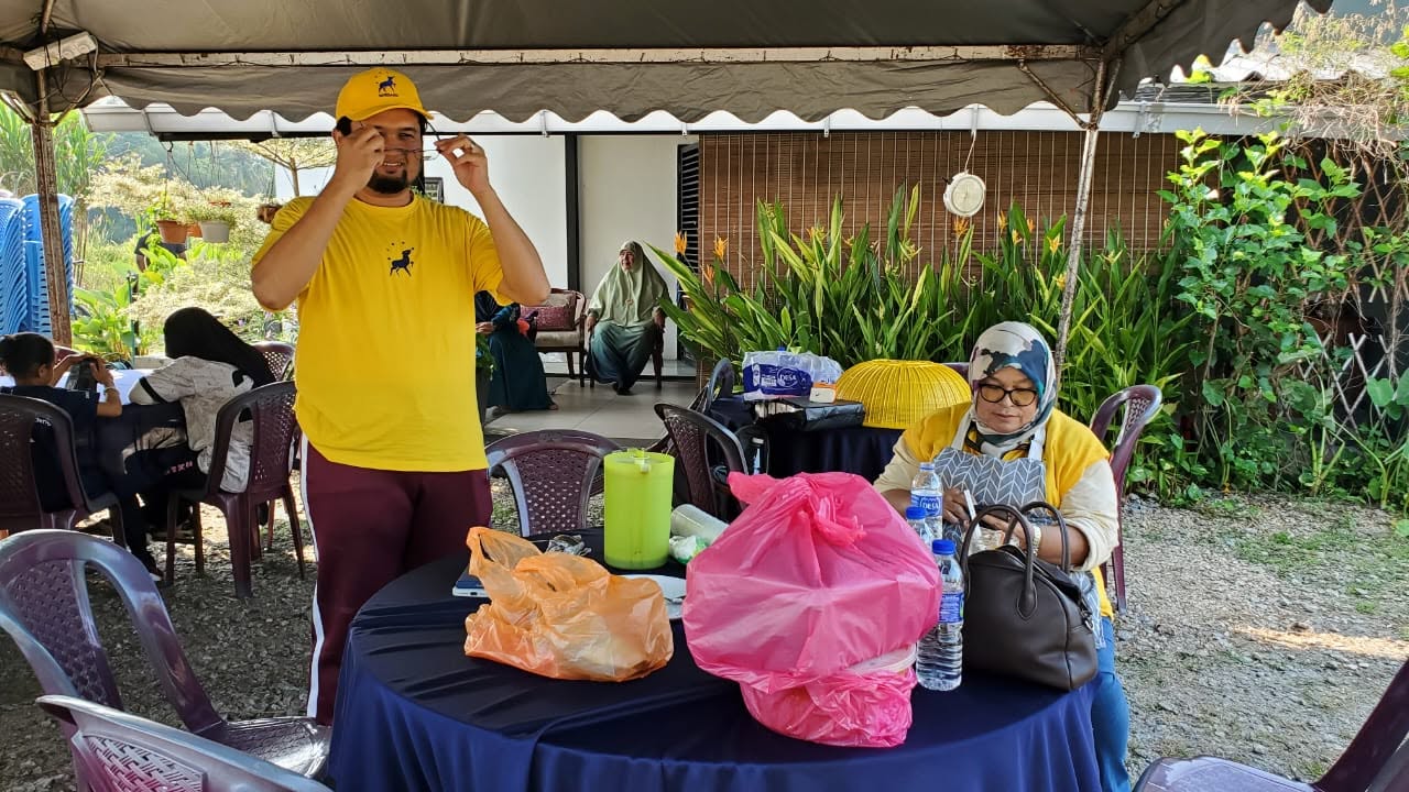 Aman Akil berada di ruang meja makan bersama peserta di The Tiny House.