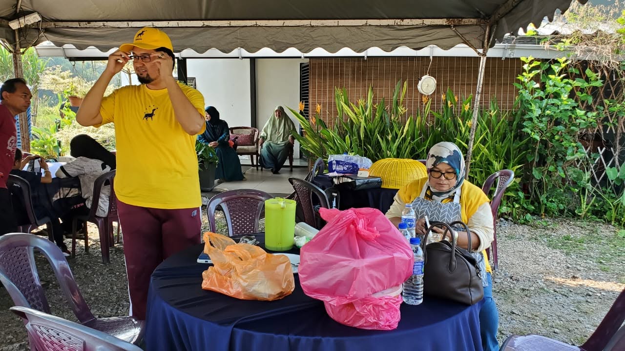 Suasana santai Aman Akil bersama peserta di bawah khemah kenduri.