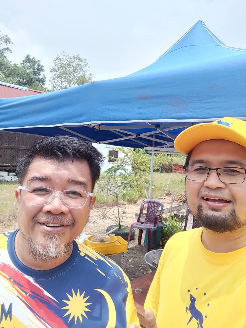 Aman Akil bergambar bersama seorang peserta berhampiran khemah biru.