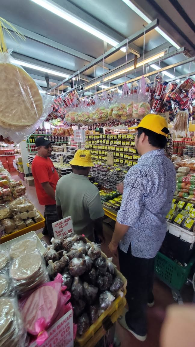Aman Akil mengunjungi sebuah gerai barangan makanan di pasar.