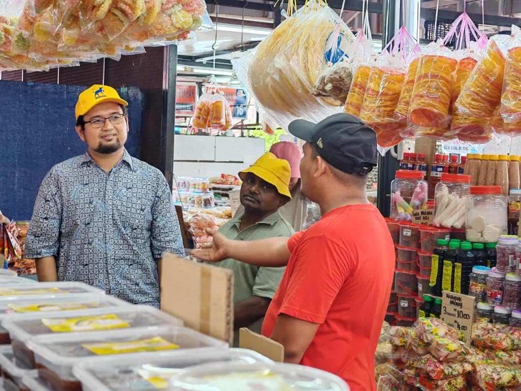 Aman Akil dan pasukan mendengar seorang peniaga di gerai makanan.