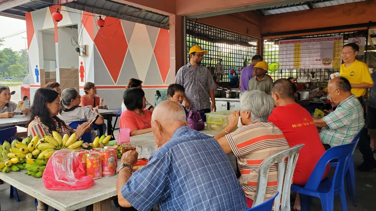 Suasana pertemuan Aman Akil dan pasukan dengan pengunjung di kedai makan.