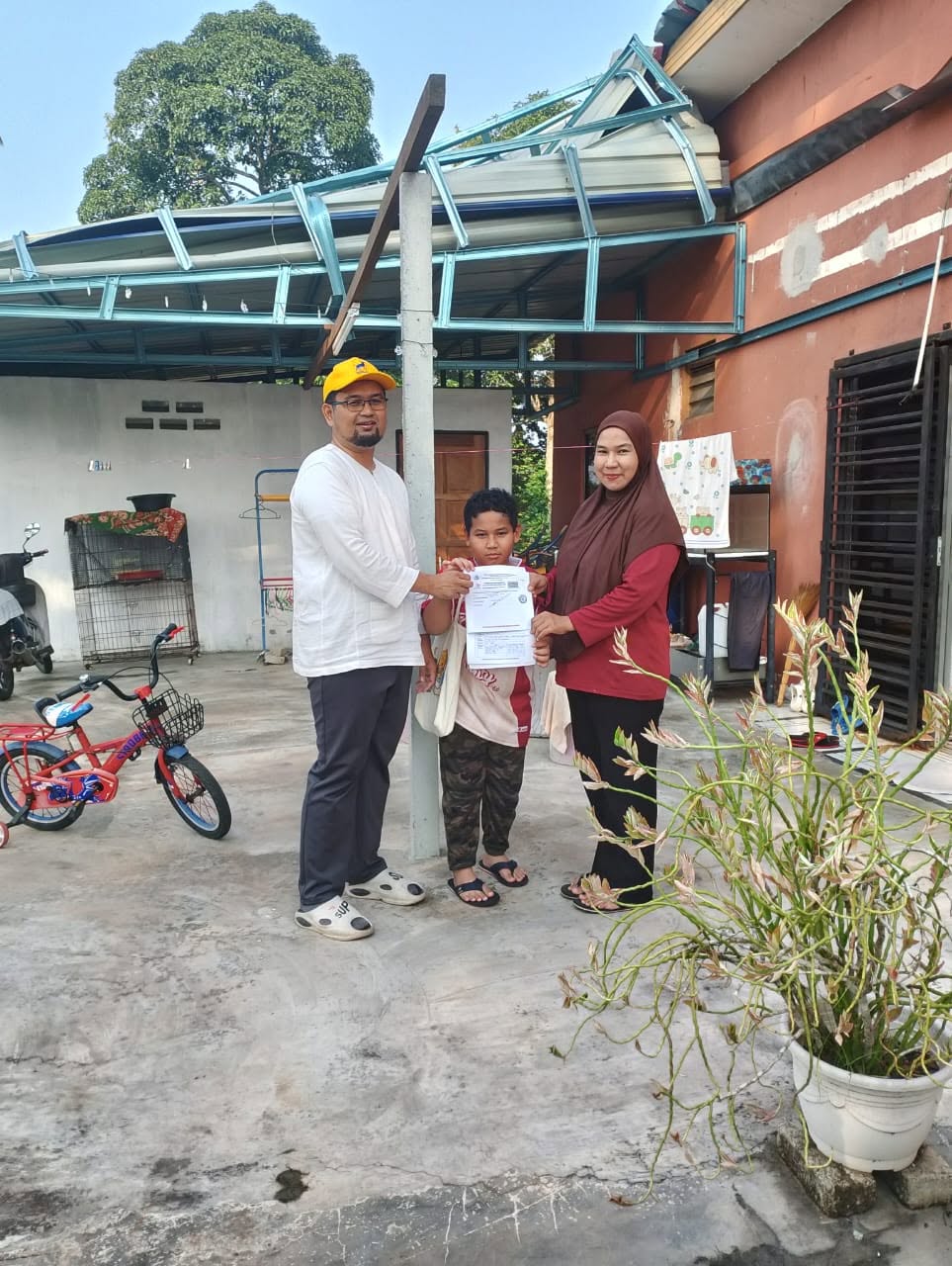 Aman Akil bersama penghuni rumah semasa ziarah di Kampung Solok Jeram.