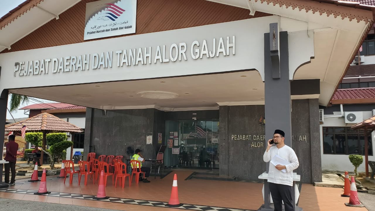 Aman Akil berada di hadapan Pejabat Daerah dan Tanah Alor Gajah untuk urusan susulan aduan.