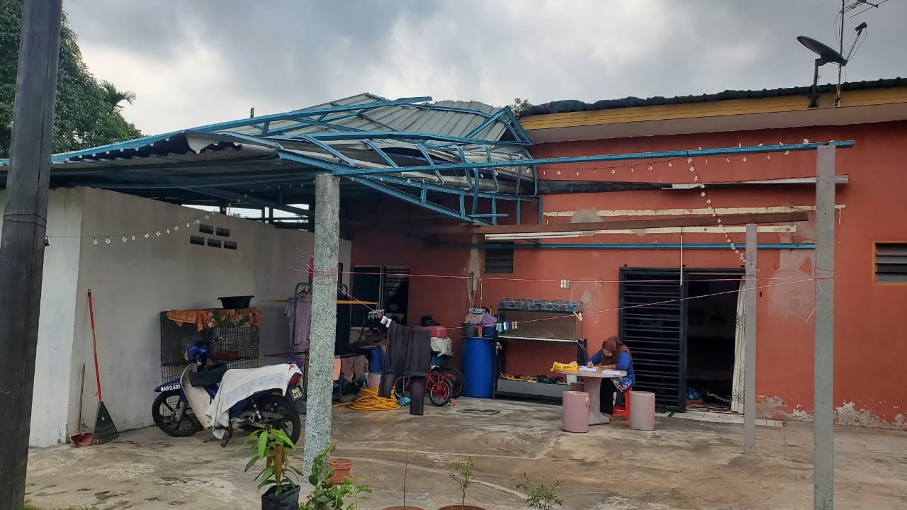 Keadaan bumbung dan halaman rumah yang ditinjau di Kampung Solok Jeram.