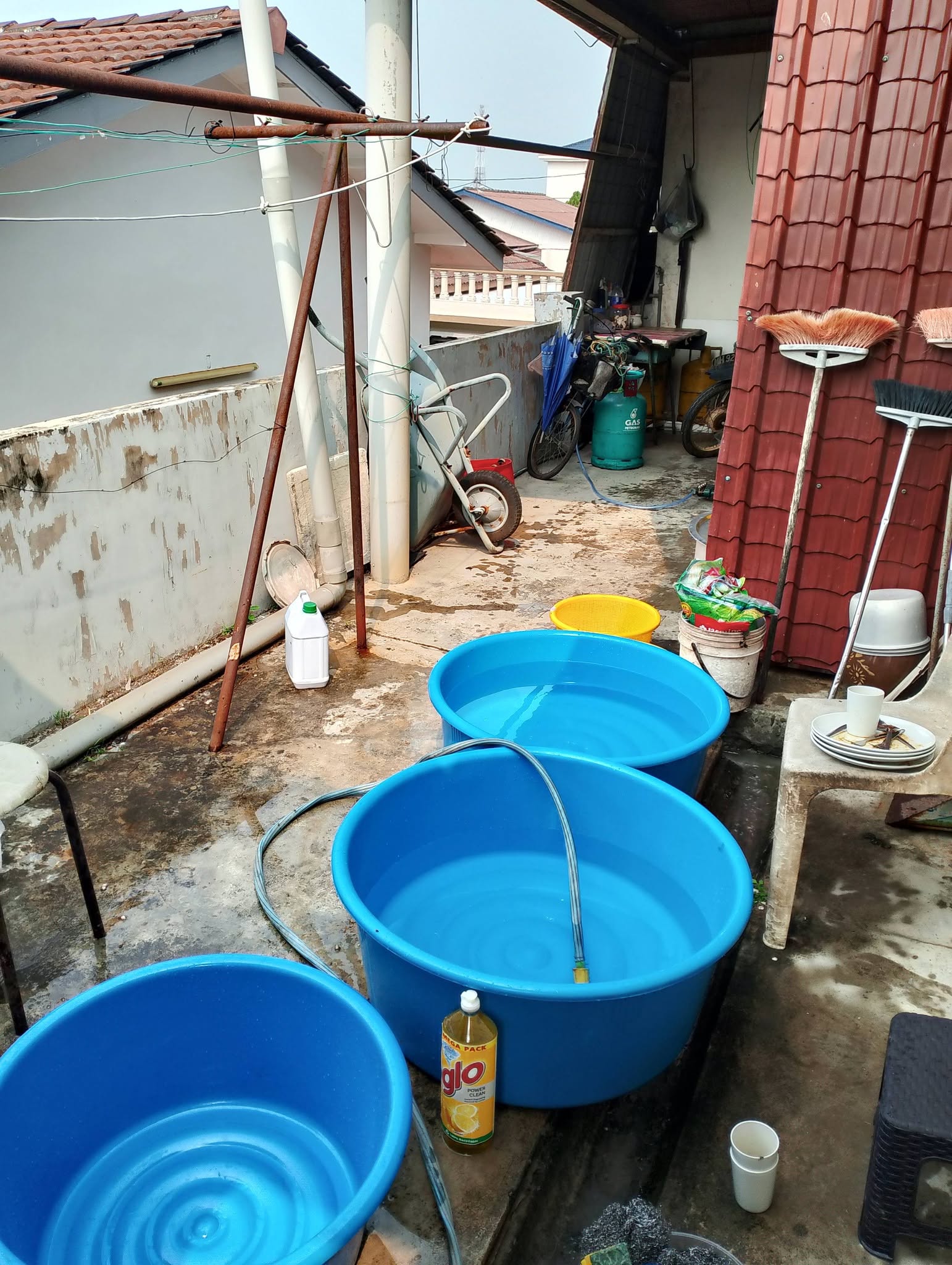 Deretan besen biru disediakan di ruang mencuci peralatan kenduri.