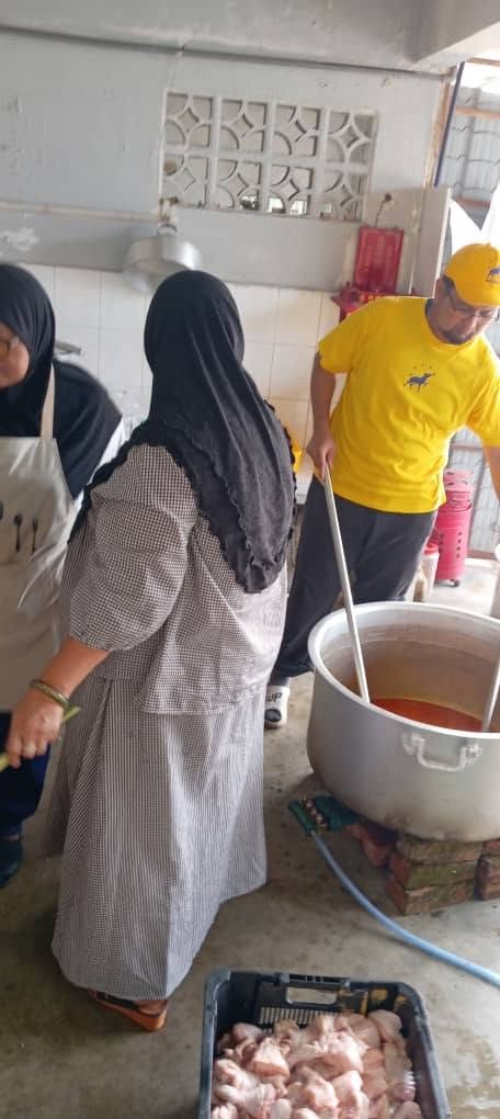 Pasukan berada di ruang penyediaan makanan berhampiran periuk besar.