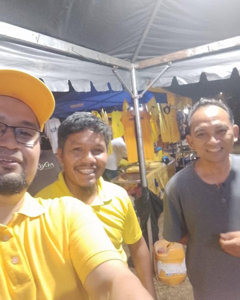Aman Akil bergambar bersama dua hadirin berhampiran gerai barangan BERSAMA.