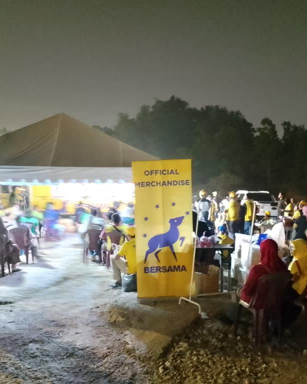 Suasana hadirin berhampiran khemah dan gerai barangan BERSAMA.