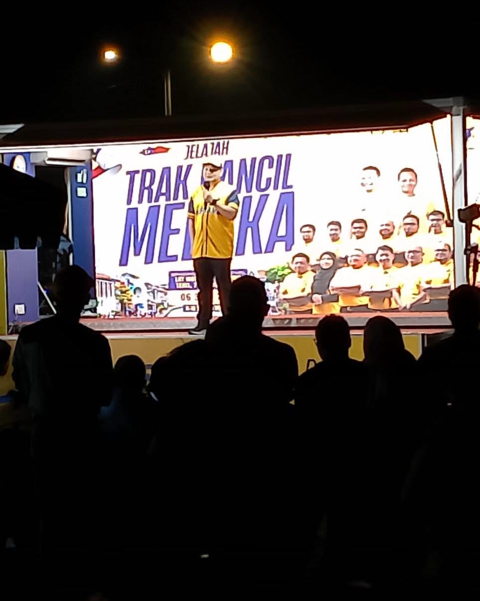 Seorang penceramah menyampaikan ucapan dari pentas Jelajah Trak Kancil Melaka.
